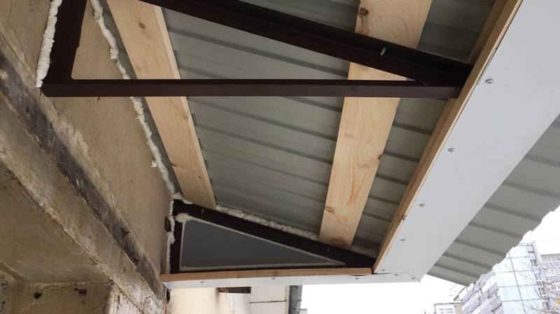 Крыша на балкон. Крыша лоджии на последнем этаже. Крыша на балкон. Остекление балкона с крышей. Крыша балкона на последнем этаже.